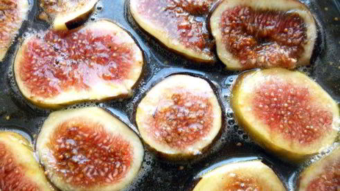 тарт с маскарпоне, инжиром и медовым соусом