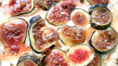 тарт с маскарпоне, инжиром и медовым соусом