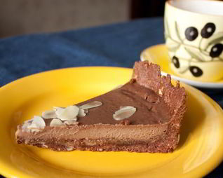 Тарт с миндалем и молочным шоколадом