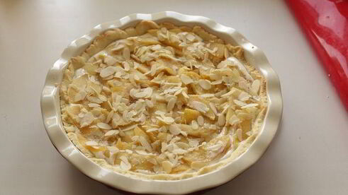 тарт с миндалем и яблоками