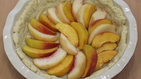 тарт с персиками и сыром бри