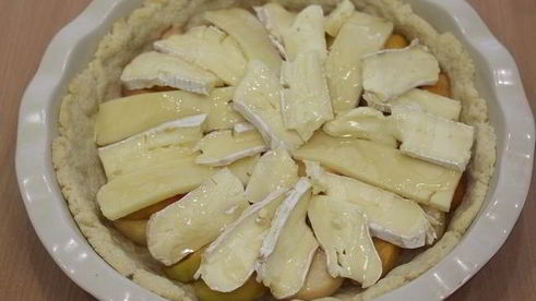 тарт с персиками и сыром бри