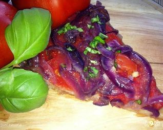 Тарт с томатами и карамельным луком