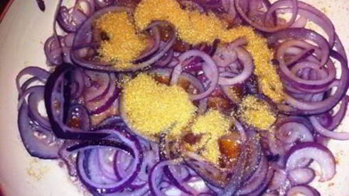 тарт с томатами и карамельным луком