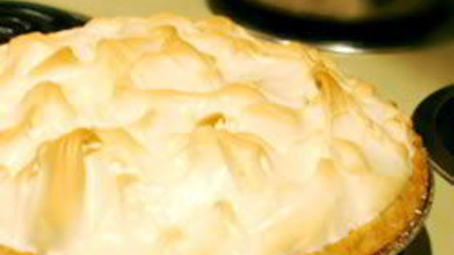 Рецепт тарта с ягодным вареньем и меренгой-безе