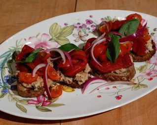 Тартин с запеченным сладким перцем и тунцом