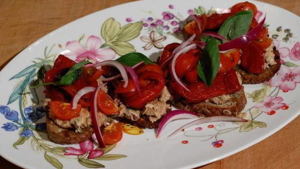 Рецепт Тартина с запеченныма сладкима перцема и тунцома