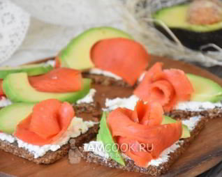 Тартинки с копченым лососем и авокадо