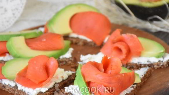 Рецепт Тартинок с копченым лососем и авокадо