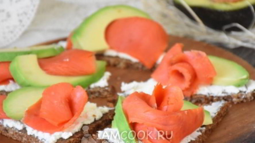 Рецепт тартинок с копченым лососем и авокадо