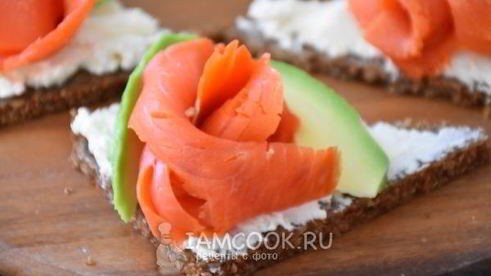 тартинки с копченым лососем и авокадо