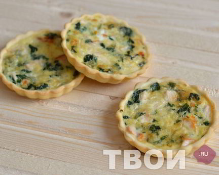 Тарты с копченой курицей и шпинатом