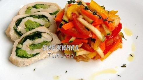 цветное карпаччо из овощей с рулетом из курицы, брокколи и шпината