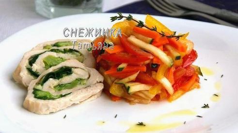 цветное карпаччо из овощей с рулетом из курицы, брокколи и шпината