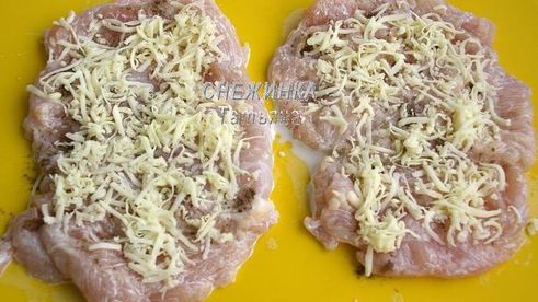 цветное карпаччо из овощей с рулетом из курицы, брокколи и шпината