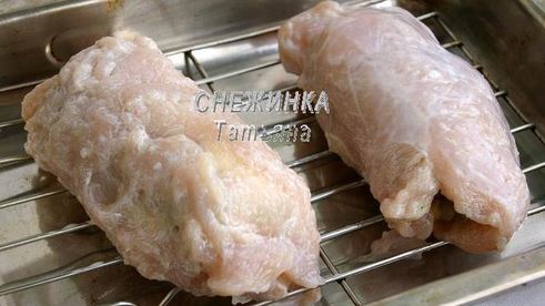 цветное карпаччо из овощей с рулетом из курицы, брокколи и шпината