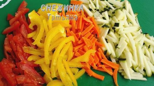 цветное карпаччо из овощей с рулетом из курицы, брокколи и шпината