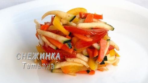 цветное карпаччо из овощей с рулетом из курицы, брокколи и шпината