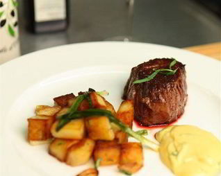 Турнедо из говядины с соусом Беарнез и картофелем, обжаренным с чесноком