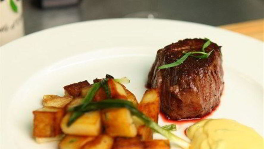 Рецепт турнедо из говядины с соусом беарнез и картофелем, обжаренным с чесноком