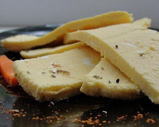 Творожный сыр из кефира и паприки