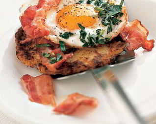 Глазунья с беконом на картофельно-яблочных лепешках