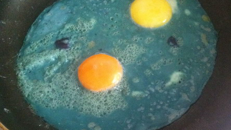 Рецепт голубой яичницы