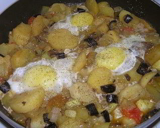 Картофель с шампиньонами и яичницей-глазуньей