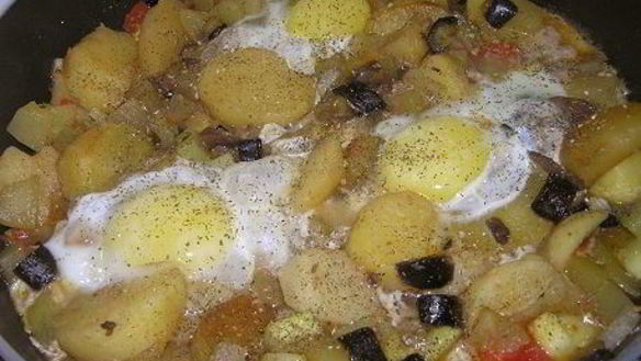 Рецепт Картофеля с шампиньонами и яичницей-глазуньей