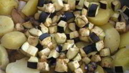 картофель с шампиньонами и яичницей-глазуньей