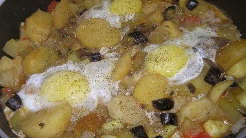 картофель с шампиньонами и яичницей-глазуньей