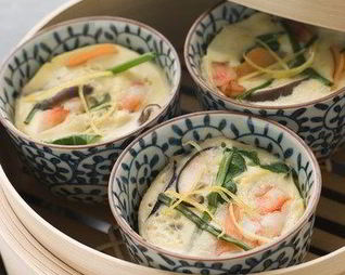 Печеная яичница с креветками в сметанном соусе