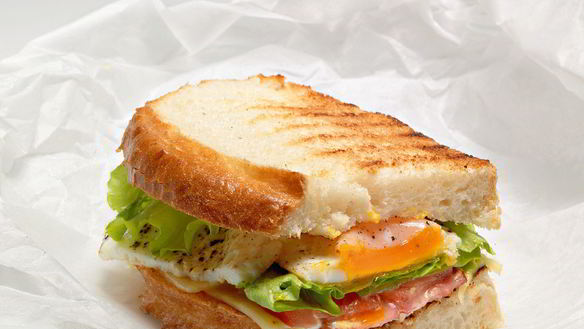 Рецепт Сэндвича с яичницей, беконом и сыром