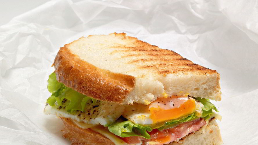 Рецепт сэндвича с яичницей, беконом и сыром