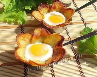 Вкусная яичница в картофельных лепестках