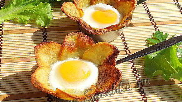 Рецепт Вкусной яичницы в картофельных лепестках