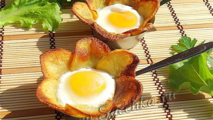 Рецепт вкусной яичницы в картофельных лепестках