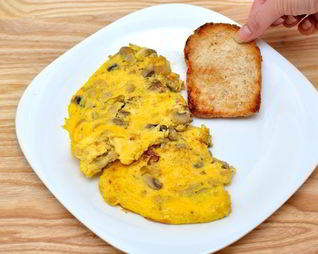 Яичница-болтунья с грибами