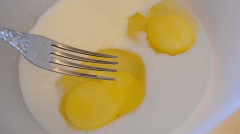 яичница-болтунья с сыром джюгас на хрустящих тостах