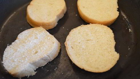 яичница-болтунья с сыром джюгас на хрустящих тостах