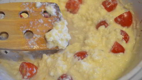 яичница-болтунья с сыром джюгас на хрустящих тостах