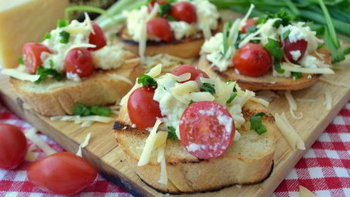 яичница-болтунья с сыром джюгас на хрустящих тостах