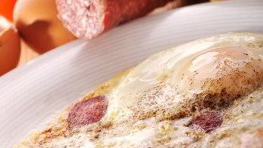 Рецепт яичницы-глазуньи с колбасой