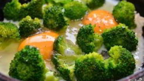 яичница с брокколи