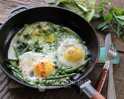 Яичница с горошком и стручковой фасолью