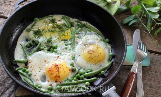 Яичница с горошком и стручковой фасолью