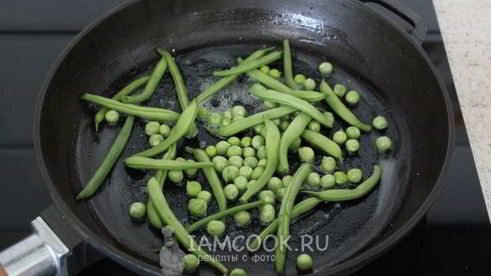 яичница с горошком и стручковой фасолью