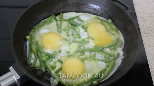 яичница с горошком и стручковой фасолью