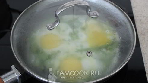 яичница с горошком и стручковой фасолью