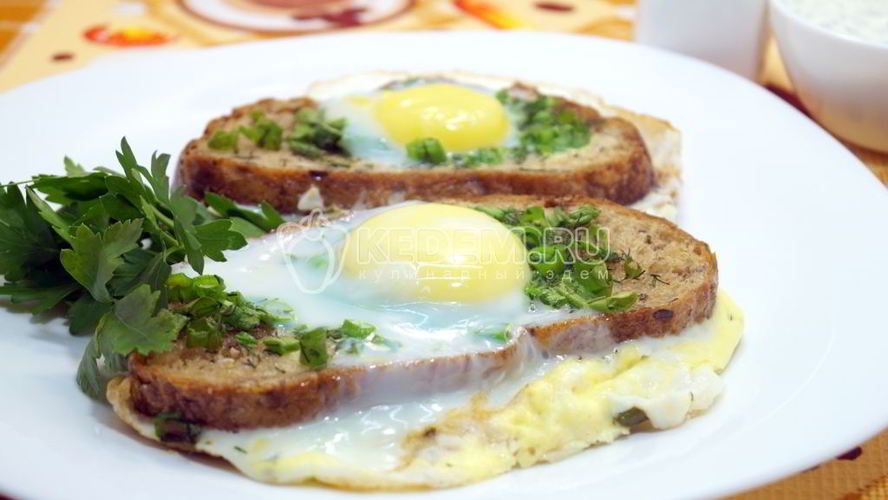 Рецепт яичницы с гренками и зеленью